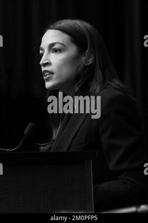 **FILE PHOTO** Alexandria Ocasio-Cortez in corso di indagine da parte del Comitato Etico della Casa. NEW YORK, NEW YORK-APRILE 5: USA Il rappresentante Alexandria Ocasio-Cortez partecipa al giorno 3 della 2019 Convention del National Action Network (Nan) tenutasi presso lo Sheraton Times Square Hotel il 5 aprile 2019 a New York City. Photo Credit: Mpi43 /MediaPunch Foto Stock