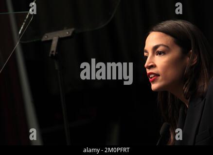 **FILE PHOTO** Alexandria Ocasio-Cortez in corso di indagine da parte del Comitato Etico della Casa. NEW YORK, NEW YORK-APRILE 5: USA Il rappresentante Alexandria Ocasio-Cortez partecipa al giorno 3 della 2019 Convention del National Action Network (Nan) tenutasi presso lo Sheraton Times Square Hotel il 5 aprile 2019 a New York City. Photo Credit: Mpi43 /MediaPunch Foto Stock