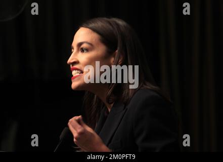 **FILE PHOTO** Alexandria Ocasio-Cortez in corso di indagine da parte del Comitato Etico della Casa. NEW YORK, NEW YORK-APRILE 5: USA Il rappresentante Alexandria Ocasio-Cortez partecipa al giorno 3 della 2019 Convention del National Action Network (Nan) tenutasi presso lo Sheraton Times Square Hotel il 5 aprile 2019 a New York City. Photo Credit: Mpi43 /MediaPunch Foto Stock