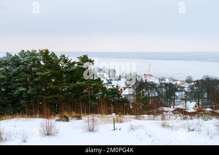 Morskoye Village, Curonian Spit National Park, regione di Kaliningrad, Russia, 8 gennaio 2022. Villaggio costiero, case su un piano. Vista dall'alto. Foto Stock