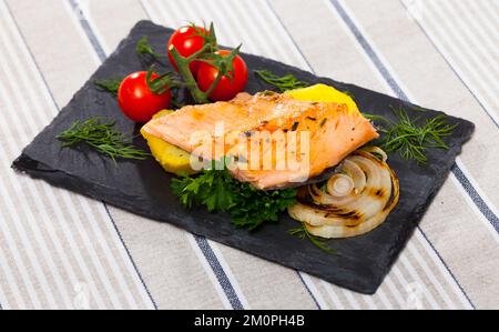 Ardesia con filetto di trota tenero, patate Foto Stock