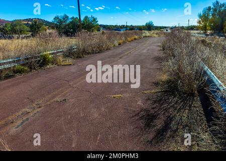 Storica Route 66 vicino al Walnut Canyon Bridge vicino a Winona, Arizona, Stati Uniti Foto Stock