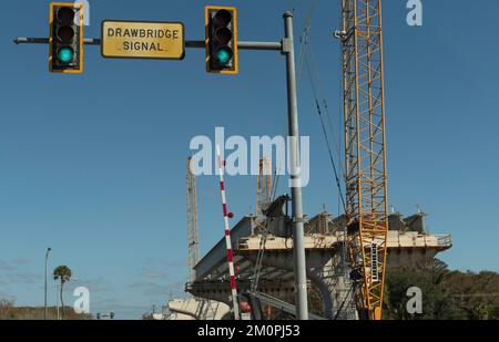 Deland, Florida, Stati Uniti. 2022. Lavori di costruzione per costruire un nuovo ponte di cemento sul fiume St Johns vicino a DeLand Florida. Foto Stock