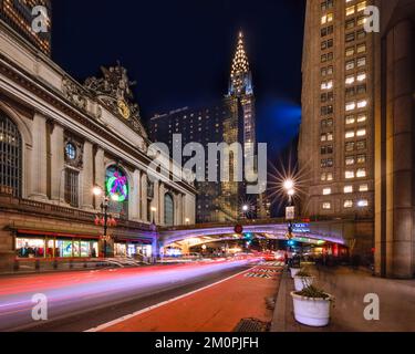 Una lunga esposizione a 42nd Street, Grand Central Terminal e Pershing Square durante le festività. Foto Stock