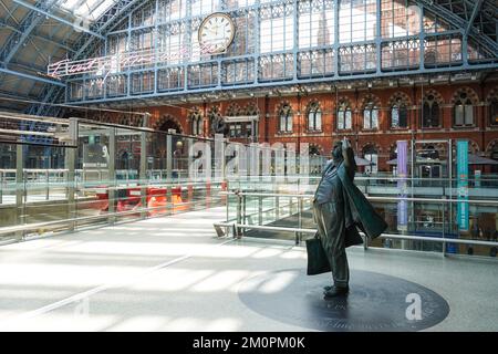 Statua di John Betjeman a dalla stazione ferroviaria internazionale di St Pancras, London Inghilterra England Regno Unito Regno Unito Foto Stock