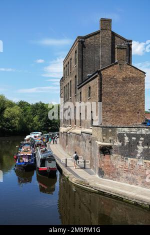 Regent's Canal al di fuori del Coal Drops Yard a King's Cross, Londra Inghilterra Regno Unito Regno Unito Foto Stock