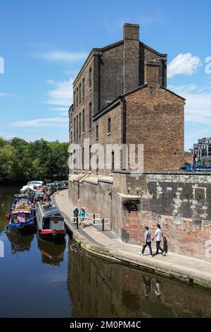 Regent's Canal al di fuori del Coal Drops Yard a King's Cross, Londra Inghilterra Regno Unito Regno Unito Foto Stock