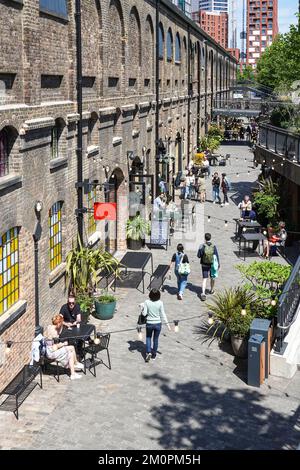 Caffè e ristoranti a Lower Stable Street, Coal Drops Yard a King's Cross, Londra Inghilterra Regno Unito Regno Unito Foto Stock