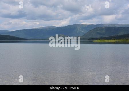 Wonder Lake nel Parco Nazionale di Denali in una giornata di sole con riflessi. Foto Stock