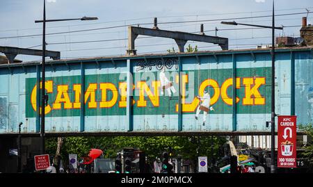 Ponte ferroviario Camden Lock su Camden High Street, Camden Town, Londra Inghilterra Regno Unito Regno Unito Foto Stock
