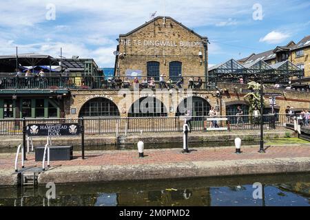 Hampstead Rock Lock o Camden Lock sul Regents Canal con Camden Market Buildings, Camden Town, Londra Inghilterra Regno Unito Regno Unito Foto Stock