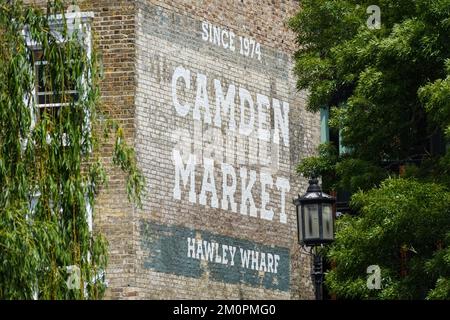 Murale di Camden Market su un muro di mattoni, Camden Town, Londra Inghilterra Regno Unito Regno Unito Foto Stock