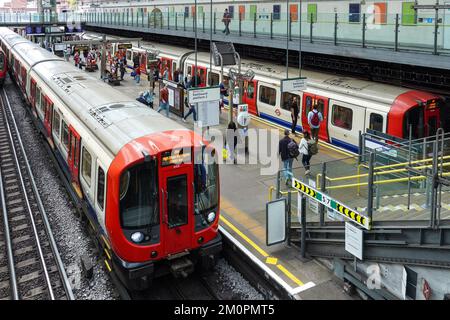 Passeggeri sul binario della metropolitana di Earl's Court, stazione della metropolitana Londra Inghilterra Regno Unito Regno Unito Foto Stock