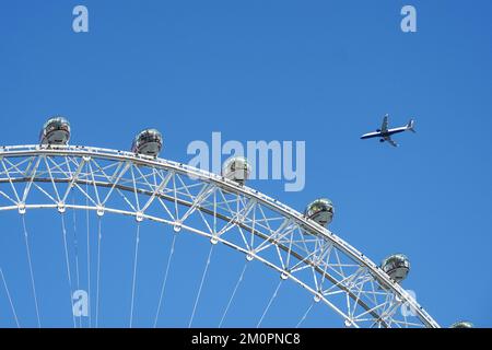London Eye capsule ruota ferris su cielo blu chiaro, Londra Inghilterra Regno Unito Regno Unito Foto Stock