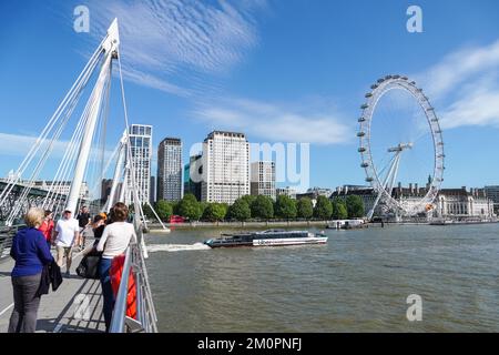 Turisti al Golden Jubilee Bridges, Londra Inghilterra Regno Unito Regno Unito Foto Stock
