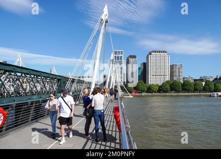 Turisti al Golden Jubilee Bridges, Londra Inghilterra Regno Unito Regno Unito Foto Stock