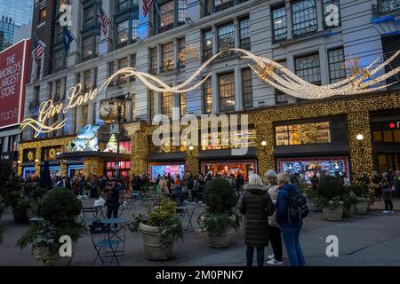 L'esterno del negozio principale di Macy's a Herald Square è decorato per le vacanze, New York City, USA 2022 Foto Stock