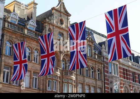 Union Jack, bandiera britannica che raggruppa sopra la strada a Londra, Inghilterra Regno Unito Regno Unito Foto Stock