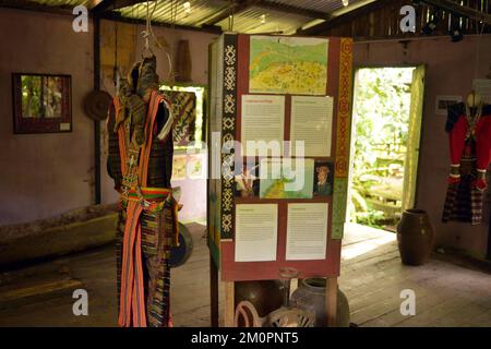 Un piccolo museo dedicato alla cultura, ai costumi e alla storia degli indigeni Rungus. Kudat, Borneo, Malesia. Foto Stock