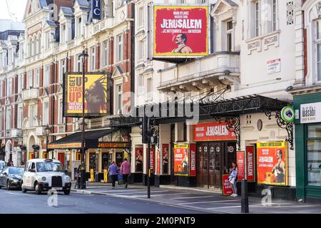 L'Apollo Theatre e il Lyric Theatre a West End su Shaftesbury Avenue, Londra Inghilterra Regno Unito Foto Stock