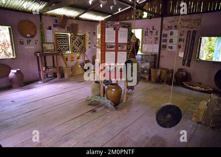 Un piccolo museo dedicato alla cultura, ai costumi e alla storia degli indigeni Rungus. Kudat, Borneo, Malesia. Foto Stock