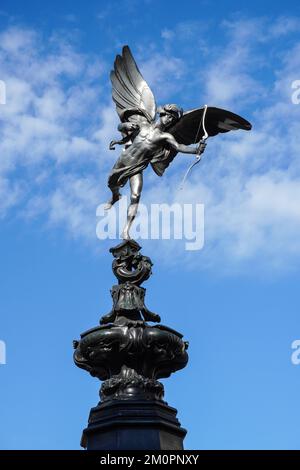 Il Shaftesbury Memorial Fontana con la statua di Eros a Piccadilly Circus, Londra England Regno Unito Regno Unito Foto Stock