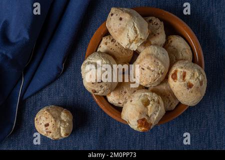 Vista dall'alto di chipa, tipico pane al formaggio Paraguaiano. Foto Stock