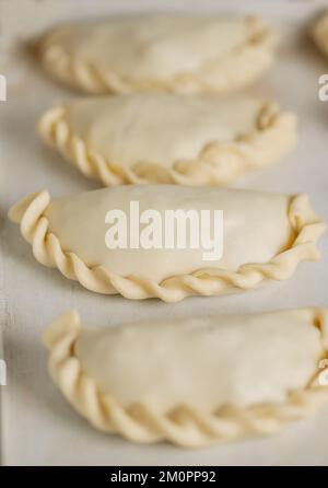 Primo piano di empanadas argentine grezze. Foto Stock