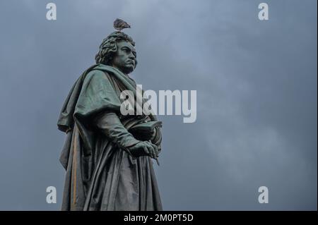 BONN, GERMANIA - 6 DICEMBRE 2022: Statua di Beethoven su Muensterplatz utilizzata dagli uccelli Foto Stock