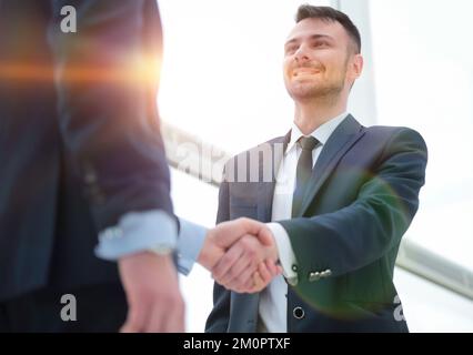 Stretta di mano del business partner dopo un favorevole accordo commerciale Foto Stock