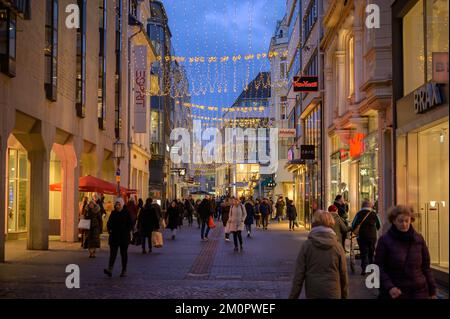 BONN, GERMANIA - 6 DICEMBRE 2022: Remigiusstrasse nel quartiere dello shopping Foto Stock