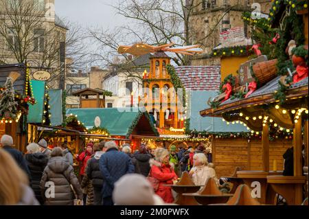 BONN, GERMANIA - 6 DICEMBRE 2022: Folla in un mercato di Natale vicino al Muenster Foto Stock