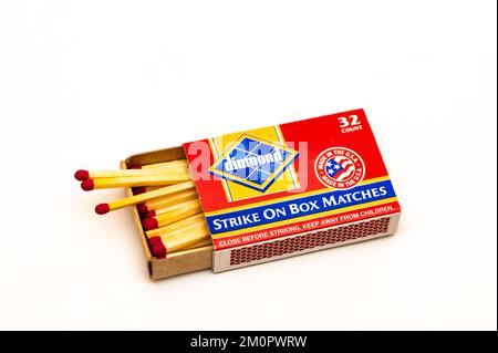 Un. Scatola aperta di legno di diamante sciopero su scatola fiammiferi isolati su bianco Foto Stock