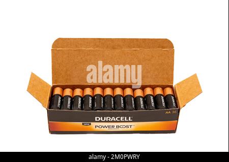 Una scatola di 36 batterie alcaline AA Power Boost Duracell con ingredienti Power Boost, isolate di colore bianco Foto Stock