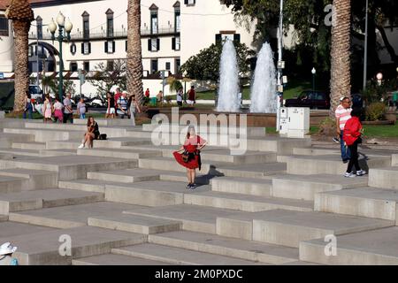 Donna asiatica in posa sui gradini a Funchal, Madeira Foto Stock