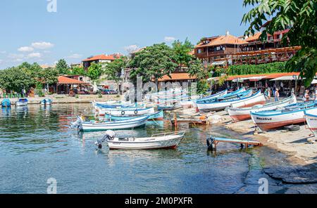 Barche da pesca nella baia sullo sfondo della città vecchia di Nessebar, Bulgaria. Foto Stock