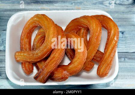 Turco Churros, cibo di strada molto popolare o dessert di strada in Turchia, Halka Tatlisi dessert circolare fritto in olio e zuccherato con sciroppo di miele, s Foto Stock