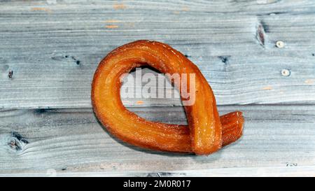 Turco Churros, cibo di strada molto popolare o dessert di strada in Turchia, Halka Tatlisi dessert circolare fritto in olio e zuccherato con sciroppo di miele, s Foto Stock