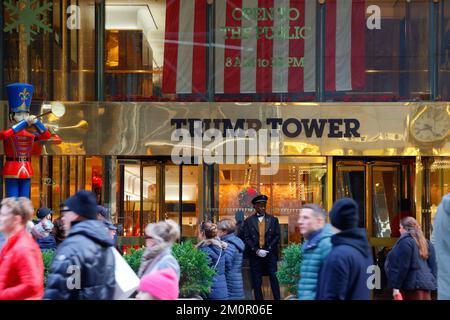 Persone che camminano oltre l'ingresso anteriore della Trump Tower a New York City, 4 dicembre 2022. Foto Stock