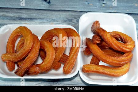 Turco Churros, cibo di strada molto popolare o dessert di strada in Turchia, Halka Tatlisi dessert circolare fritto in olio e zuccherato con sciroppo di miele, s Foto Stock