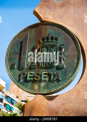 Questo monumento si trova sul lungomare di Fuengirola, è stato il primo monumento in Spagna dedicato all'ex moneta spagnola Foto Stock