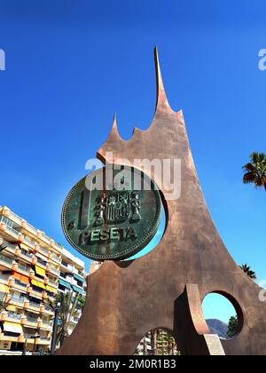 Questo monumento si trova sul lungomare di Fuengirola, è stato il primo monumento in Spagna dedicato all'ex moneta spagnola Foto Stock