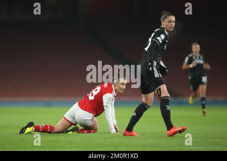 Londra, Regno Unito. 07th Dec, 2022. Caitlin Foord of Arsenal Women durante la partita della Women's Champions League tra Arsenal Women e Juventus Femminile all'Emirates Stadium, Londra, Inghilterra il 7 dicembre 2022. Foto di Joshua Smith. Solo per uso editoriale, licenza richiesta per uso commerciale. Non è utilizzabile nelle scommesse, nei giochi o nelle pubblicazioni di un singolo club/campionato/giocatore. Credit: UK Sports Pics Ltd/Alamy Live News Foto Stock