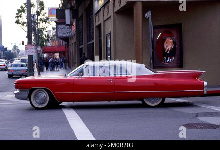 Classic 1960s Cadillac guida a Hollywood vicino al Teatro Cinese, Los Angeles, CA Foto Stock