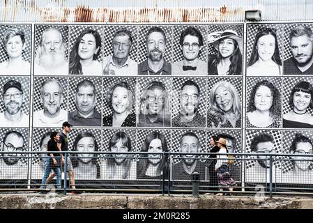 Motreal, Canada - 2 2022 luglio: Arti di strada con postes fotografici nel Porto Vecchio di Montreal Foto Stock