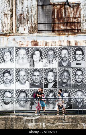 Motreal, Canada - 2 2022 luglio: Arti di strada con postes fotografici nel Porto Vecchio di Montreal Foto Stock