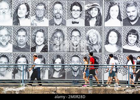 Motreal, Canada - 2 2022 luglio: Arti di strada con postes fotografici nel Porto Vecchio di Montreal Foto Stock