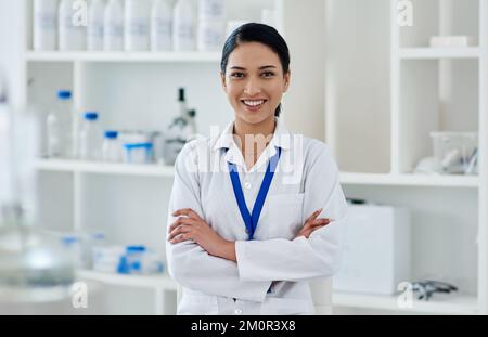 Un altro giorno, un'altra scoperta medica. Ritratto di una giovane donna fiduciosa che lavora in laboratorio. Foto Stock