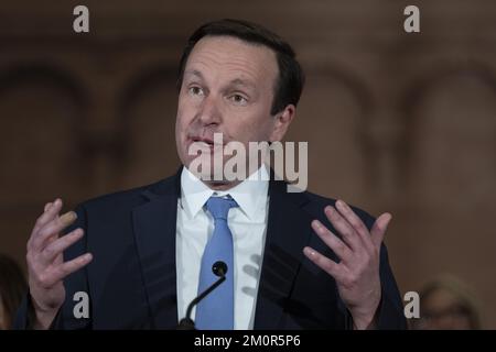 Washington, Stati Uniti. 07th Dec, 2022. Il senatore statunitense Chris Murphy, D-CT, parla ai sopravvissuti e alle famiglie colpite dalla violenza delle armi alla 10th° Veglia nazionale annuale per tutte le vittime della violenza delle armi a St Mark's Episcopal Church a Washington, DC mercoledì 7 dicembre 2022. Foto di Chris Kleponis/UPI Credit: UPI/Alamy Live News Foto Stock