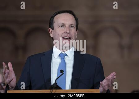 Washington, Stati Uniti. 07th Dec, 2022. Il senatore statunitense Chris Murphy, D-CT, parla ai sopravvissuti e alle famiglie colpite dalla violenza delle armi alla 10th° Veglia nazionale annuale per tutte le vittime della violenza delle armi a St Mark's Episcopal Church a Washington, DC mercoledì 7 dicembre 2022. Foto di Chris Kleponis/UPI Credit: UPI/Alamy Live News Foto Stock